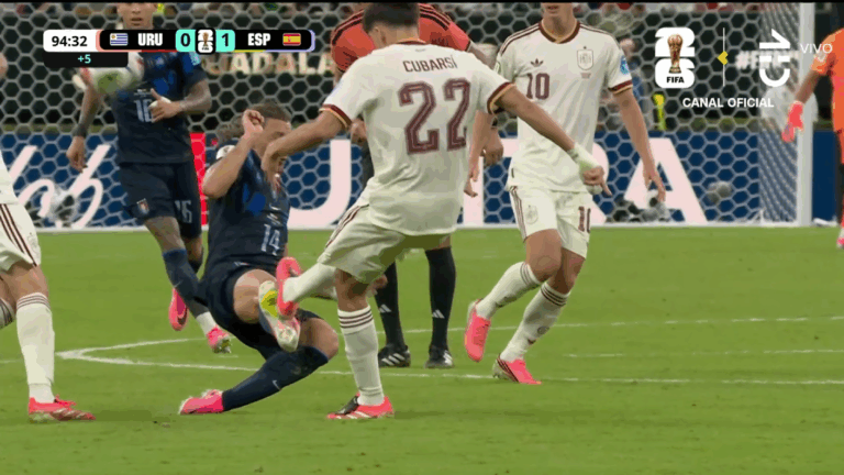 ¡Por dura entrada a Cubarsí! Canobbio fue expulsado en Uruguay y subió la tensión en la cancha