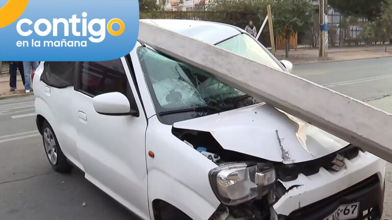 ¡Logró salir ilesa! Conductora chocó contra poste de luz que cayó encima de su vehículo en Macul