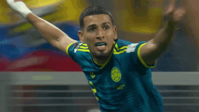 ¡Sí, sí, Colombia! Daniel Muñoz abrió la cuenta ante Uzbekistán en un trabado primer tiempo
