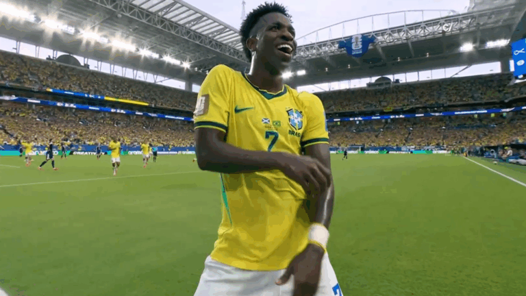 ¡Otra vez Vinícius! Cabeceó y firmó su doblete ante Escocia tras la anulación del segundo gol