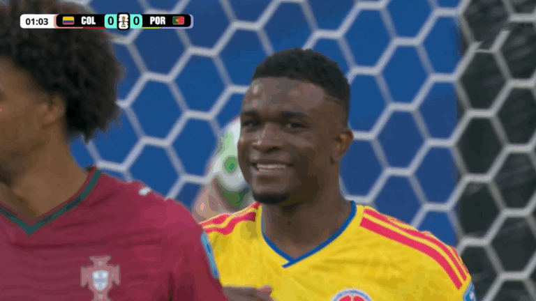 ¡Lo tuvo Colombia! Jhon Córdoba casi sorprende a Portugal en los primeros minutos con cabezazo desviado