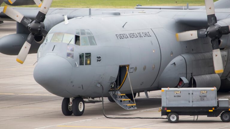 Son ciudadanos colombianos y dominicanos: Gobierno expulsa a 45 extranjeros en vuelo desde Iquique