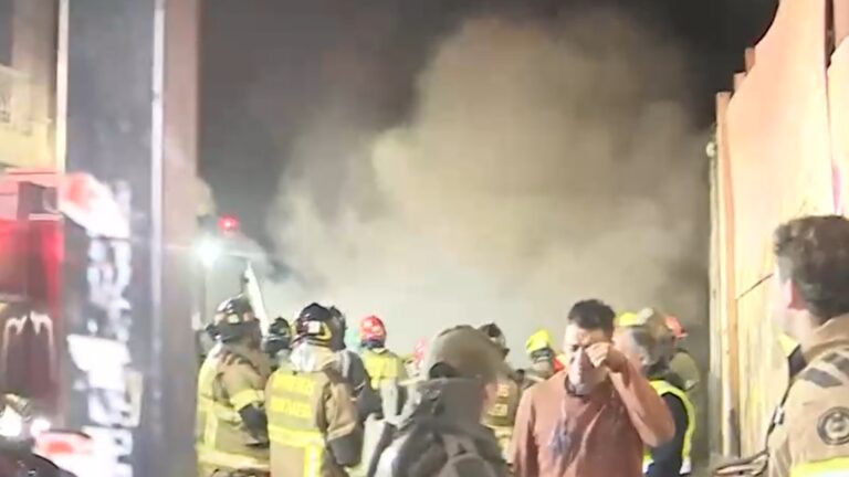 VIDEO | Así fue el derrumbe de casona en Santiago durante descontrolado incendio