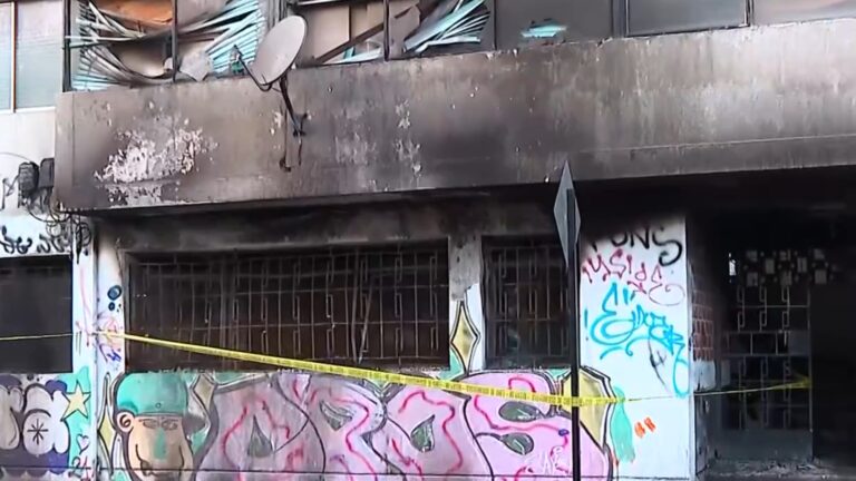 Investigan incendio de departamento en Santiago: Expareja de afectada habría provocado las llamas con sus hijos al interior
