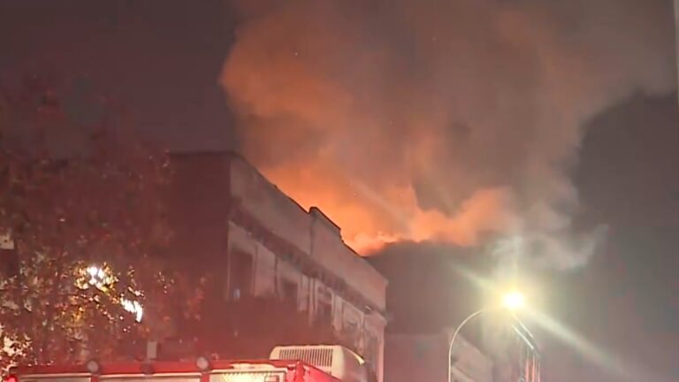 AHORA | Descontrolado incendio y gran derrumbe en Santiago Centro