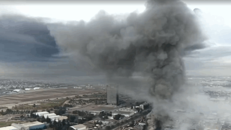 VIDEO | Impactantes imágenes aéreas muestran la enorme nube de humo por incendio de neumáticos en Cerrillos