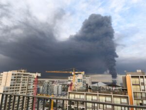 Emergencia en Cerrillos: Incendio en acopio de neumáticos obliga a evacuar y humo tóxico se extiende por Santiago