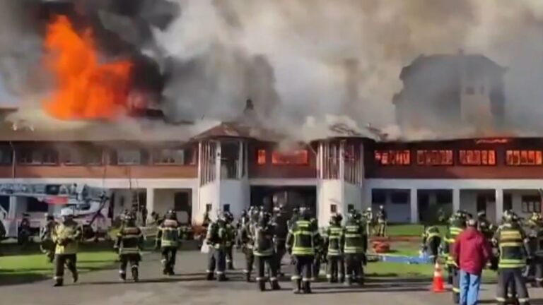AHORA | Gran despliegue de Bomberos por incendio estructural que afecta a regimiento en Osorno