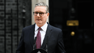 Renuncia primer ministro británico Keir Starmer tras semanas de presión política