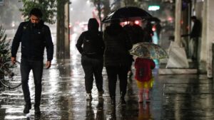 Lluvia y viento en Santiago: Dan a conocer hora y cantidad de milímetros que caerán en la capital