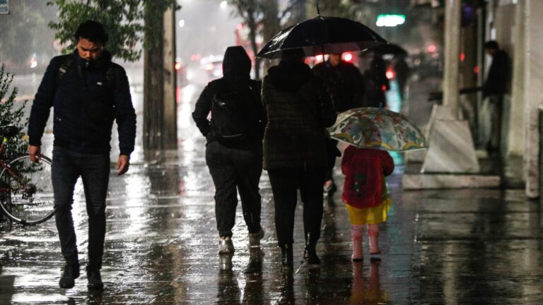 Lluvia y viento en Santiago: Dan a conocer horario y cantidad de milímetros que caerán en la capital