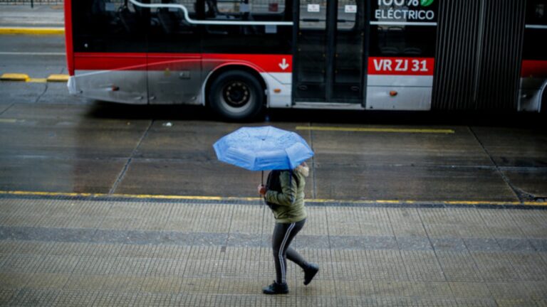 Hoy llueve en Santiago: Revisa dónde y a qué hora comienzan los chubascos en la RM