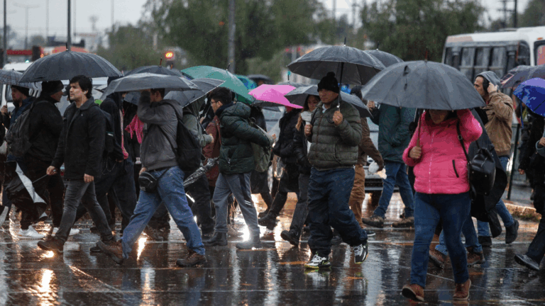 Comenzó a llover en Santiago: ¿Hasta cuándo se mantendrán las precipitaciones?