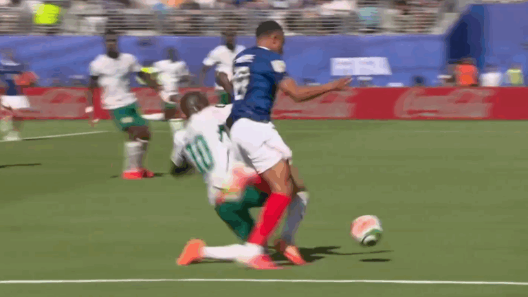 ¿Fue o no penal sobre Mbappé? La polémica intervención del VAR en el partido de Francia vs. Senegal