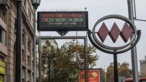 Metro anuncia cierre de estaciones en Línea 1 por incidentes en marcha de estudiantes en la Alameda