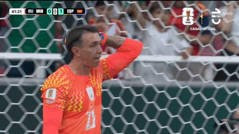 ¡Se rompió el cerrojo uruguayo! Álex Baena anotó el primero de España ante débil resistencia de Muslera