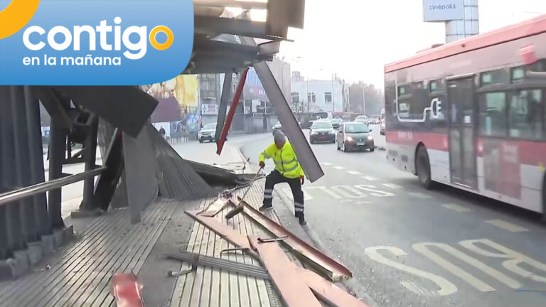 Micro destruyó paradero tras chocarlo en Estación Central: Chofer se habría quedado dormido