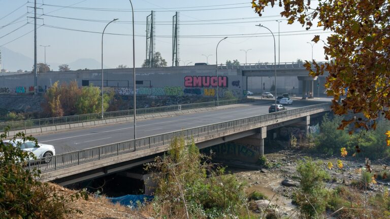 Hombre iba en bicicleta y fue retenido en rucos del Río Mapocho: Le robaron celular y vaciaron sus cuentas