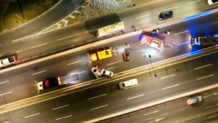 Corte total en Autopista Central por choque múltiple que involucró a tres autos y un camión