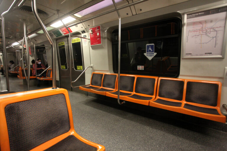 En plena hora punta: Metro de Santiago reportó retraso en el servicio de una de sus líneas