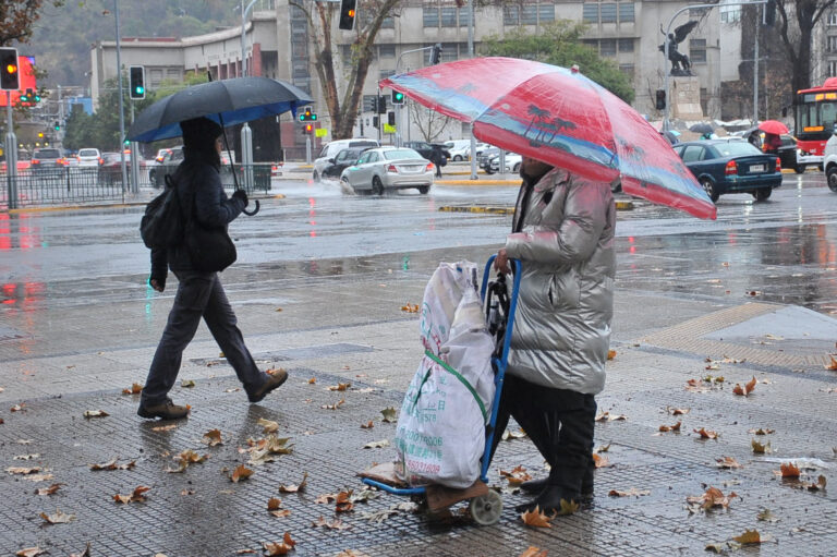 Activan alarma meteorológica por intensas lluvias: Las 3 regiones que se verían más afectadas