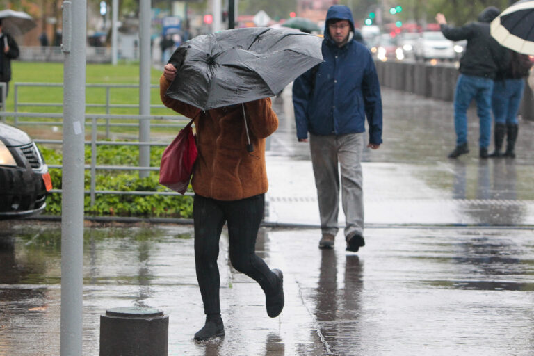 ¿Cuándo inicia la lluvia en Santiago hoy? Revisa el pronóstico del nuevo sistema frontal en la RM