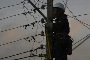 Fuertes vientos comienzan a generar estragos: Región Metropolitana registra más de 16 mil clientes sin electricidad
