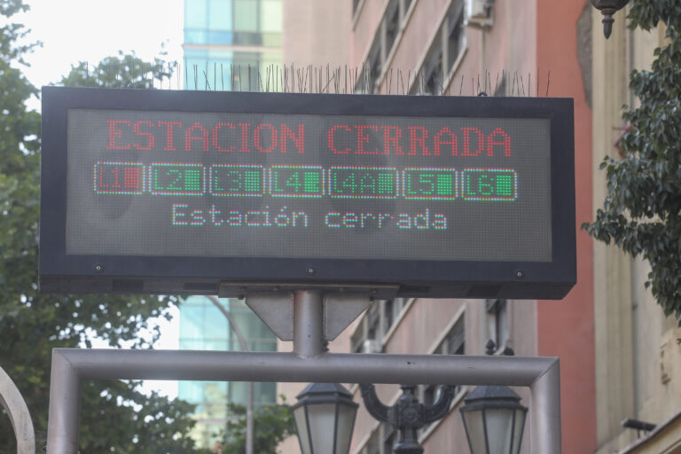 Cierran estación de Metro de Santiago por disturbios en el exterior