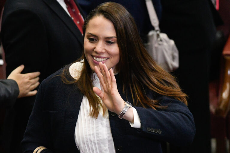 Contraloría indaga a ministra Duco por presunto uso indebido de vehículo fiscal en salida nocturna