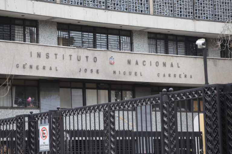 Primer día de regreso a clases: Encapuchados y overoles blancos realizan desmanes en Instituto Nacional