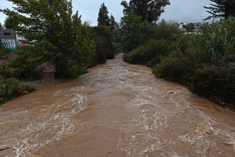 Estero Quilpué se desbordó: Senapred solicita evacuar sectores aledaños en la comuna