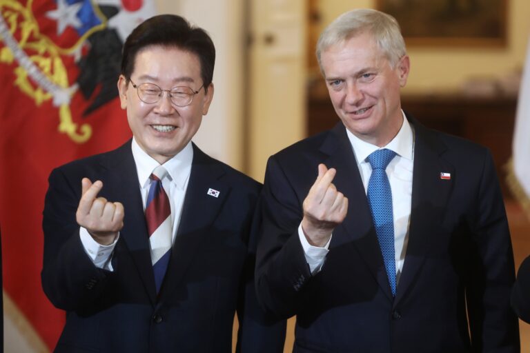 Posaron haciendo un corazón coreano: Presidente Kast recibe en La Moneda a mandatario de Corea, Lee Jae Myung