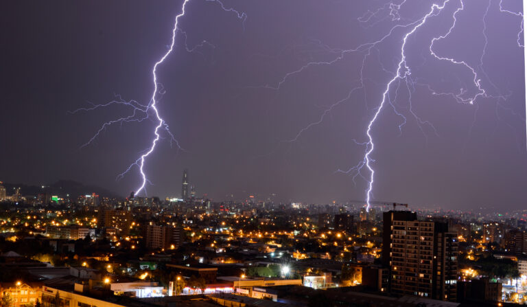 Incluida la RM: Emiten aviso de tormentas eléctricas para cuatro regiones del país para las próximas horas