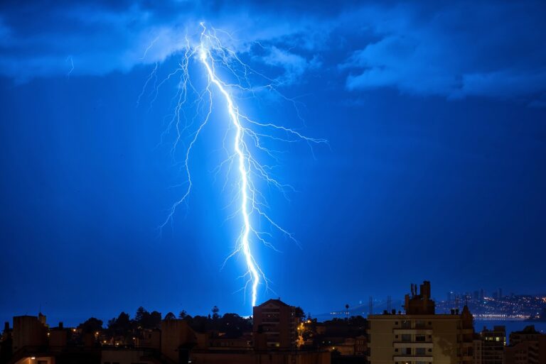 Incluye a la RM: Emiten aviso por tormentas eléctricas para hoy sábado en siete regiones