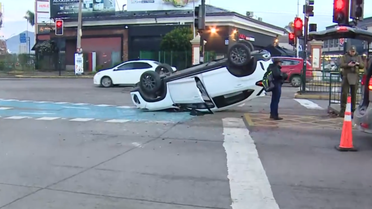 Auto queda volcado tras fuerte choque en Maipú: Conductor habría sufrido un problema de salud