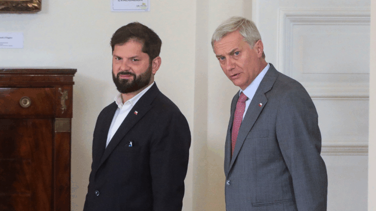 Gabriel Boric regresa a La Moneda: Exmandatario aceptó invitación de pdte. José Antonio Kast