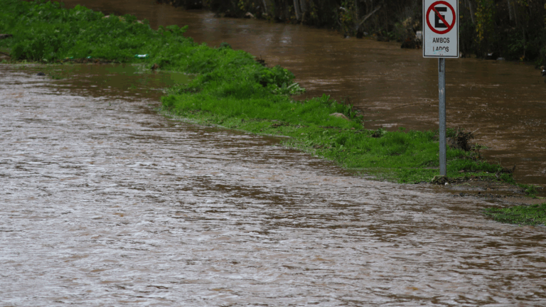 Lluvias en el Maule: Senapred declara Alerta Roja por riesgo de desborde de río en Molina