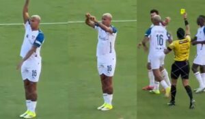 Una más de Deyverson: Celebró su gol simulando revisión del VAR y terminó siendo amonestado