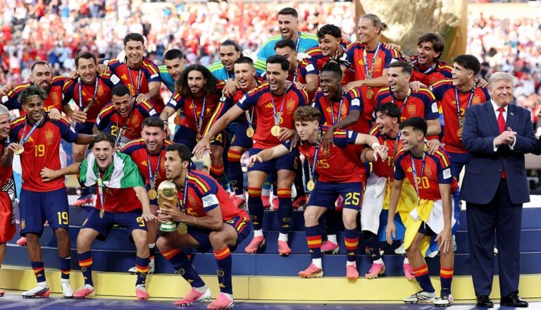 Entregada por Donald Trump e Infantino: El momento en que España levanta la esperada Copa del Mundo
