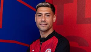 Felipe Mora fue presentado con singular broma en su nuevo club en México: 