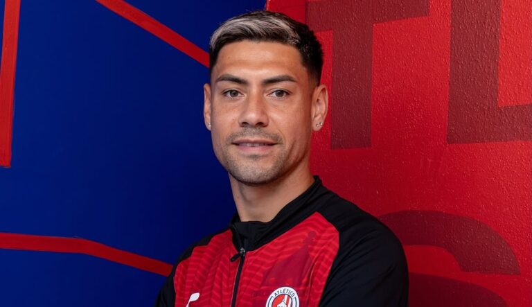 Felipe Mora fue presentado con singular broma en su nuevo club en México: 