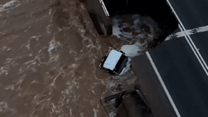 VIDEO | Vecinos rescataron conductor en peligrosa maniobra: Camión cayó a socavón en Freirina en medio de sistema frontal
