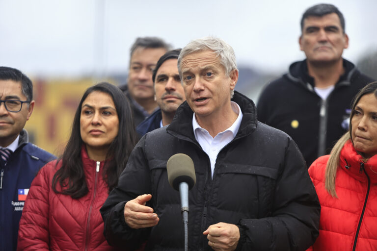 Debido al sistema frontal: Presidente Kast suspendió su agenda en Vallenar tras corte de ruta por anegamientos