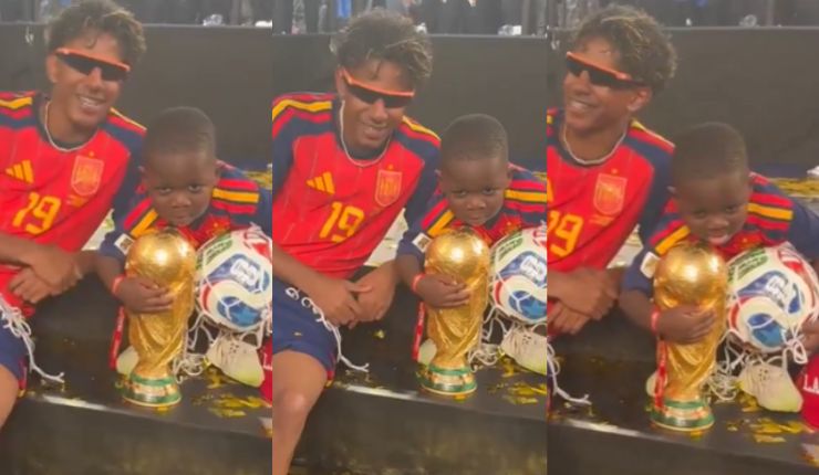 Abrazando la copa: Lamine Yamal festejó junto a su pequeño hermano el título del Mundial