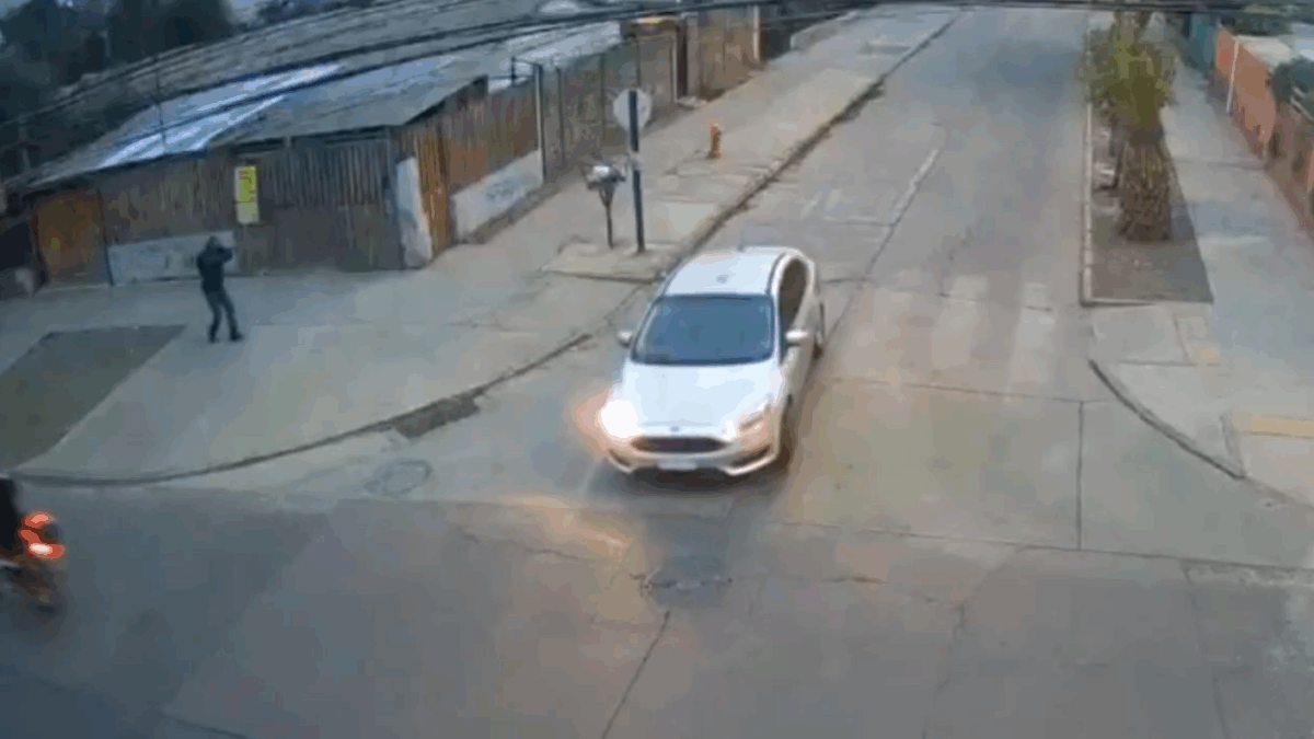 Sujeto armado dispara quince veces contra vehículo familiar en Quinta Normal