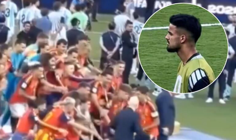 Distinto al resto: El solitario futbolista de Argentina que no se giró para ver la premiación de España