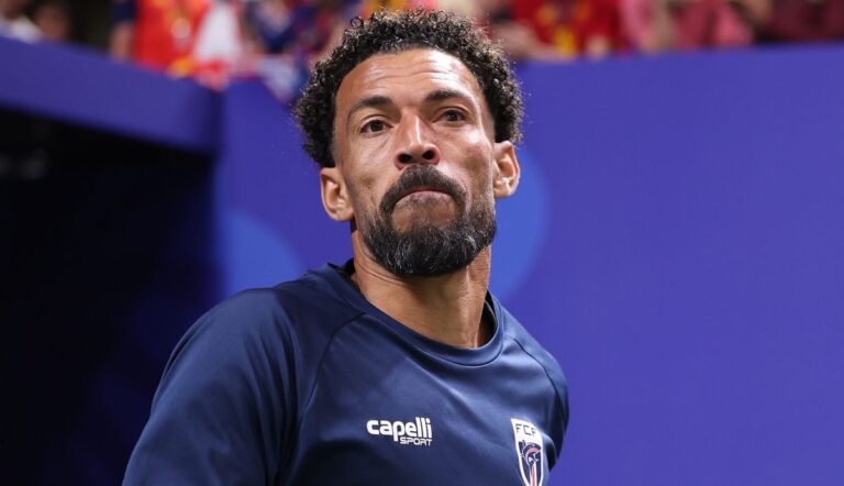 Ahora tiene que llegar: La positiva noticia que recibieron Vozinha y Colo Colo con su camiseta