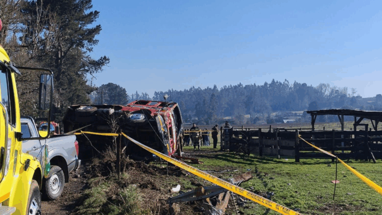 Voluntaria de Bomberos muere tras volcamiento en sector rural de Teodoro Schmidt: Hay 5 personas lesionadas