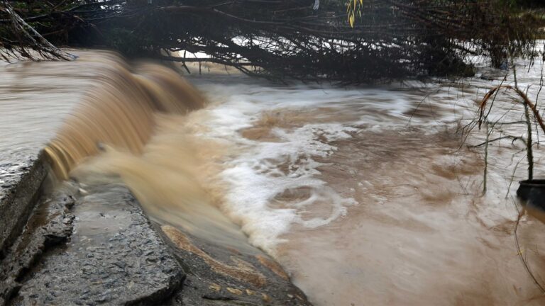 Senapred decreta alerta roja en tres regiones: Además ordena evacuación tras desborde del río Mataquito