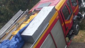 Atendía emergencia estructural: Carro de bombero cae a fosa séptica en San Felipe